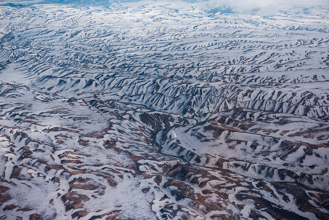Luftaufnahme von schneebedeckter Landschaft vom Hubschrauber aus gesehen, nahe Petropavlovsk-Kamchatsky, Kamtschatka, Russland, Asien