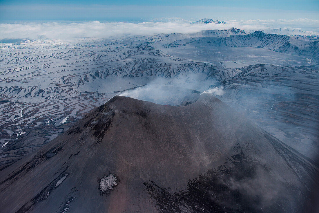 Luftaufnahme von Vulkan Karymsky (Stratovulkan) mit aufsteigendem Dampf aus der Kaldera vom Hubschrauber aus gesehen, nahe Petropavlovsk-Kamchatsky, Kamtschatka, Russland, Asien