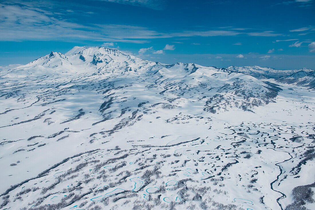 Luftaufnahme von schneebedeckter bergiger Landschaft mit zahlreichen dünnen Seen vom Hubschrauber aus gesehen, nahe Petropavlovsk-Kamchatsky, Kamtschatka, Russland, Asien