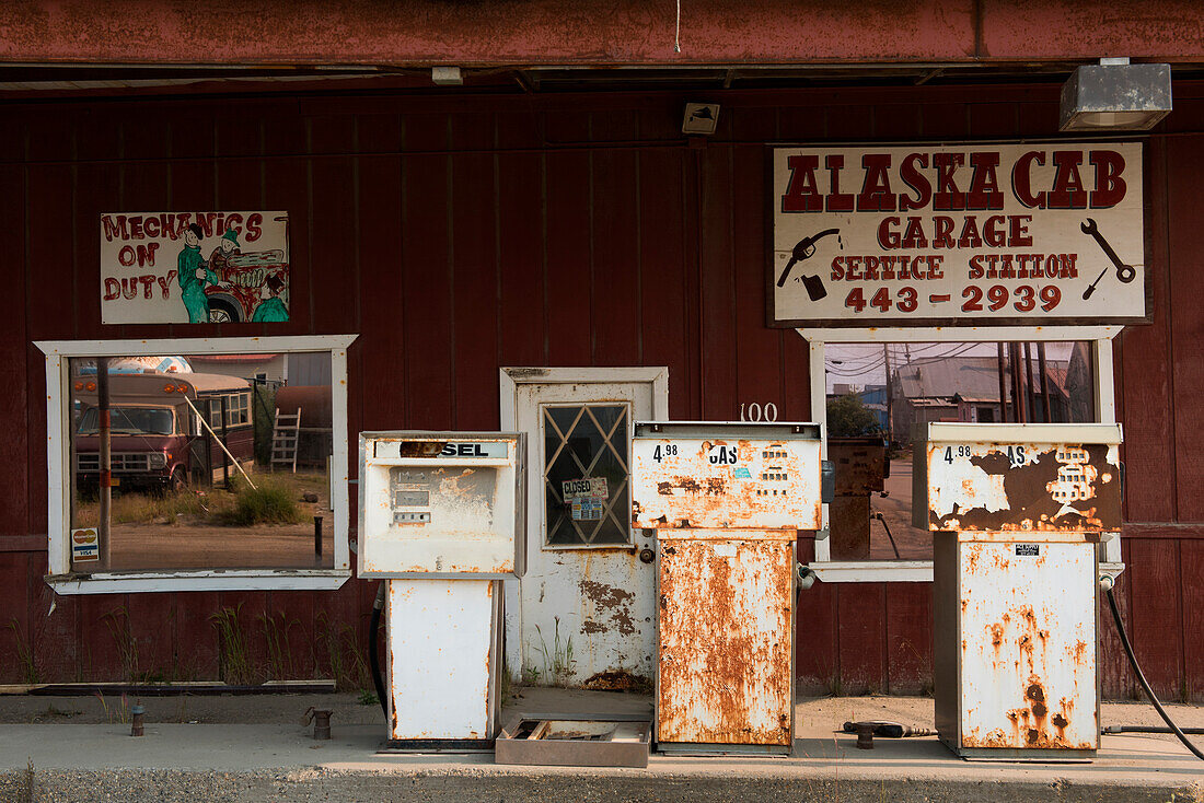 Eine verrostete heruntergekommene Tankstelle mit Mechanics on Duty und Closed Schild, Nome, südliche Seward Halbinsel, Alaska, USA, Nordamerika