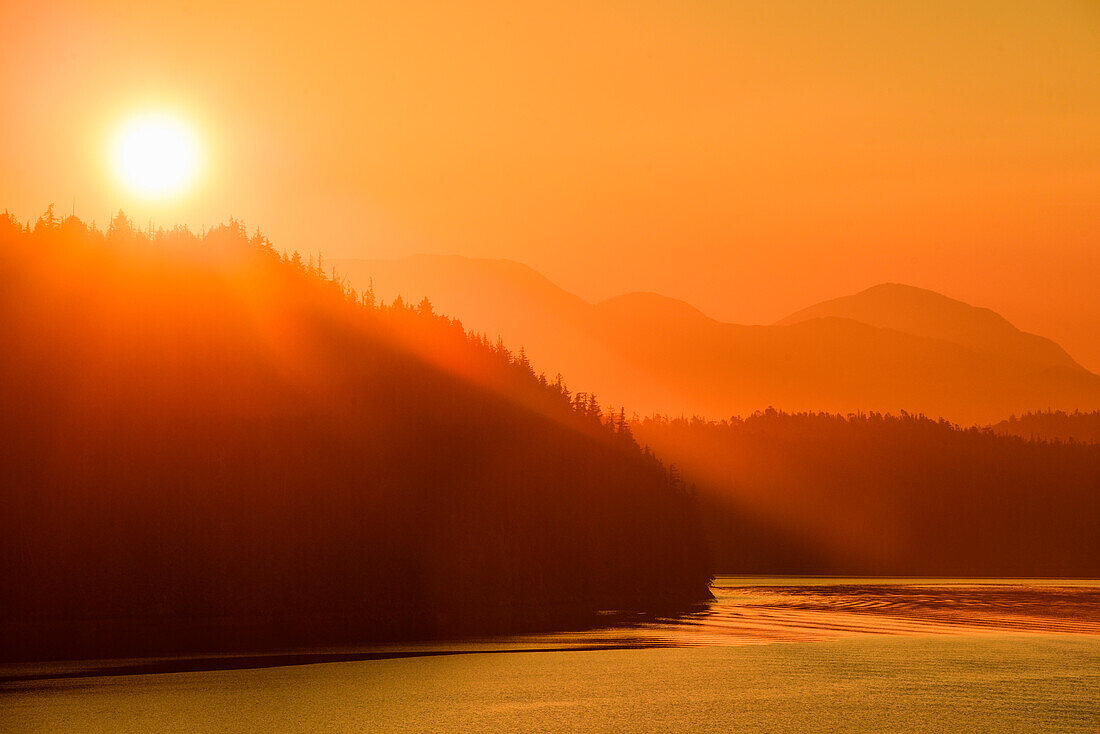 Goldene Sonne geht über Bergen auf, gesehen von Expeditions-Kreuzfahrtschiff MS Bremen (Hapag-Lloyd Cruises), Milbanke Sound, Inside Passage, zwischen Denny Island und Campbell Island, British Columbia, Kanada, Nordamerika