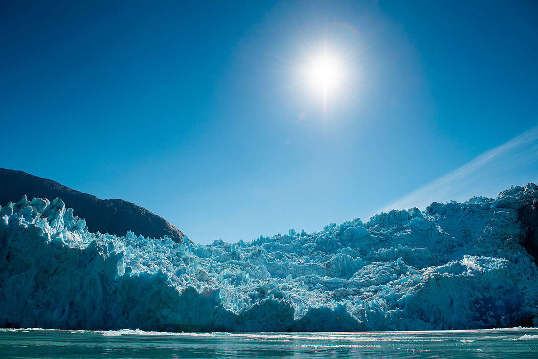 Sonne in blauem Himmel über dem Sawyer-Gletscher, Tracy Arm, Stephens Passage, Tongass National Forest, Tracy Arm-Fords Terror Wilderness, Alaska, USA, Nordamerika