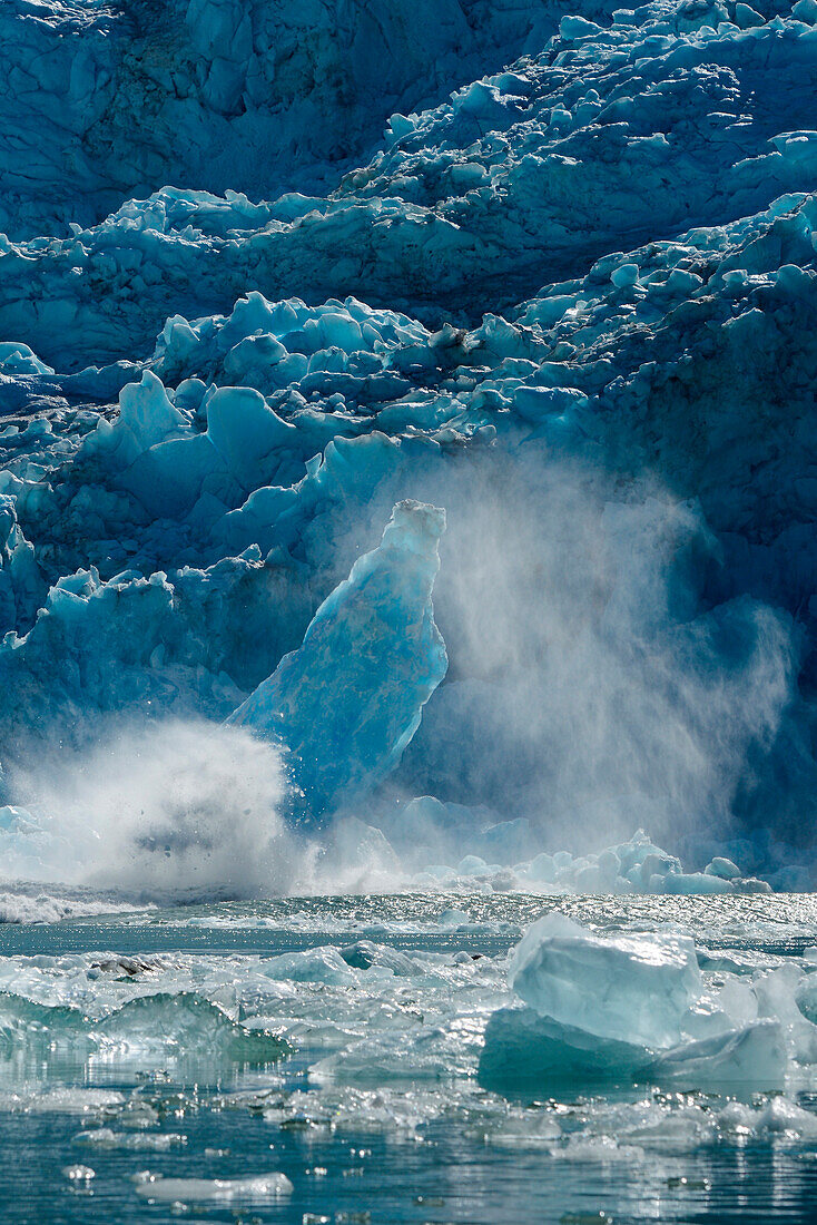 Ein Eisbrocken stürzt vom Sawyer-Gletscher ins Wasser, Tracy Arm, Stephens Passage, Tongass National Forest, Tracy Arm-Fords Terror Wilderness, Alaska, USA, Nordamerika