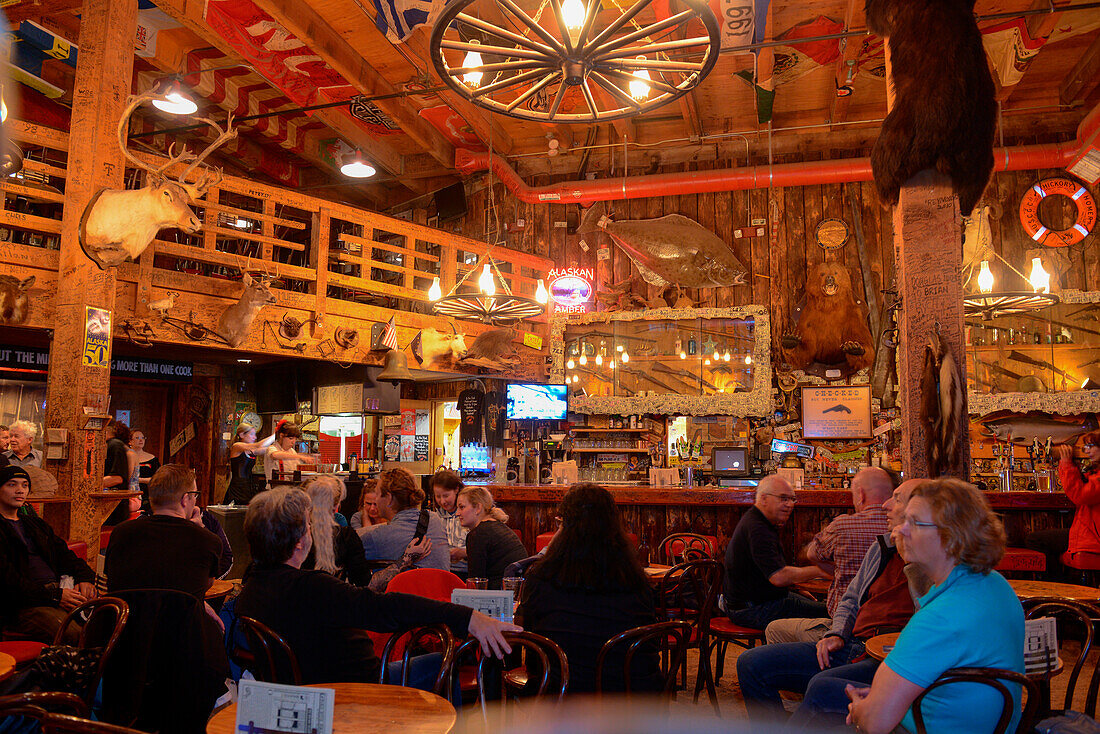 Besucher genießen Wildwest-Atmosphäre im Red Dog Saloon, Juneau, Alaska, USA, Nordamerika