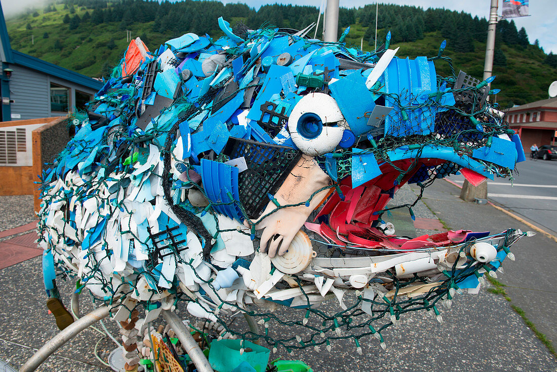 Diese Skulptur in Form von einem Lachs ist komplett aus angespültem Kunststoff gefertigt, Kodiak, Kodiak Island, Alaska, USA, Nordamerika