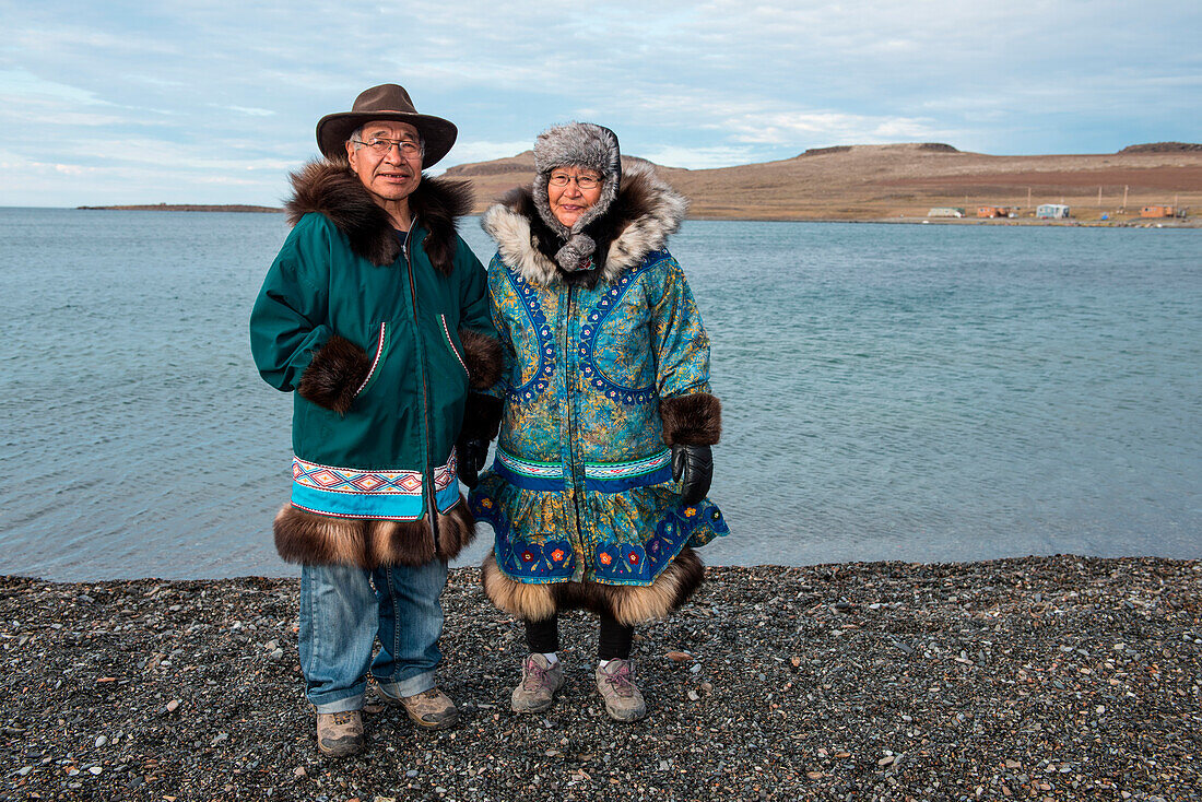 Zwei Älteste stehen in moderner und traditioneller Kleidung am Ufer, Victoria Island, Nordwest-Territorien, Kanada, Nordamerika