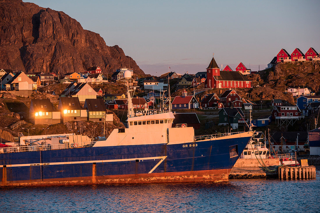 Die späte Nachmittagssonne wirft Sisimiut in ein goldenes Licht, Sisimiut, Qeqqata, Grönland