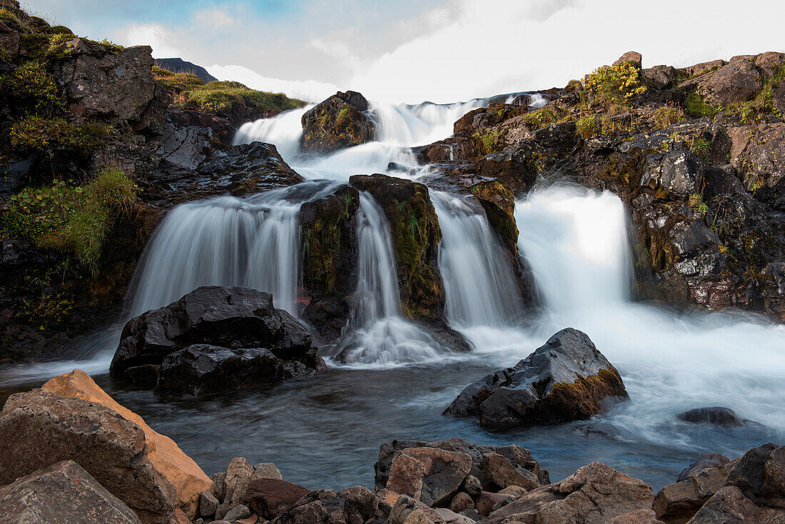 Langzeitbelichtung von Wasserfall nahe Seyðisfjörðdur im Osten von Island, Europa