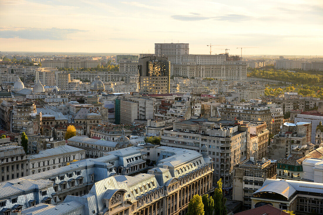 Blick mit Parlamentspalast vom Interconti-Hotel auf Bukarest, Walachei, Rumänien