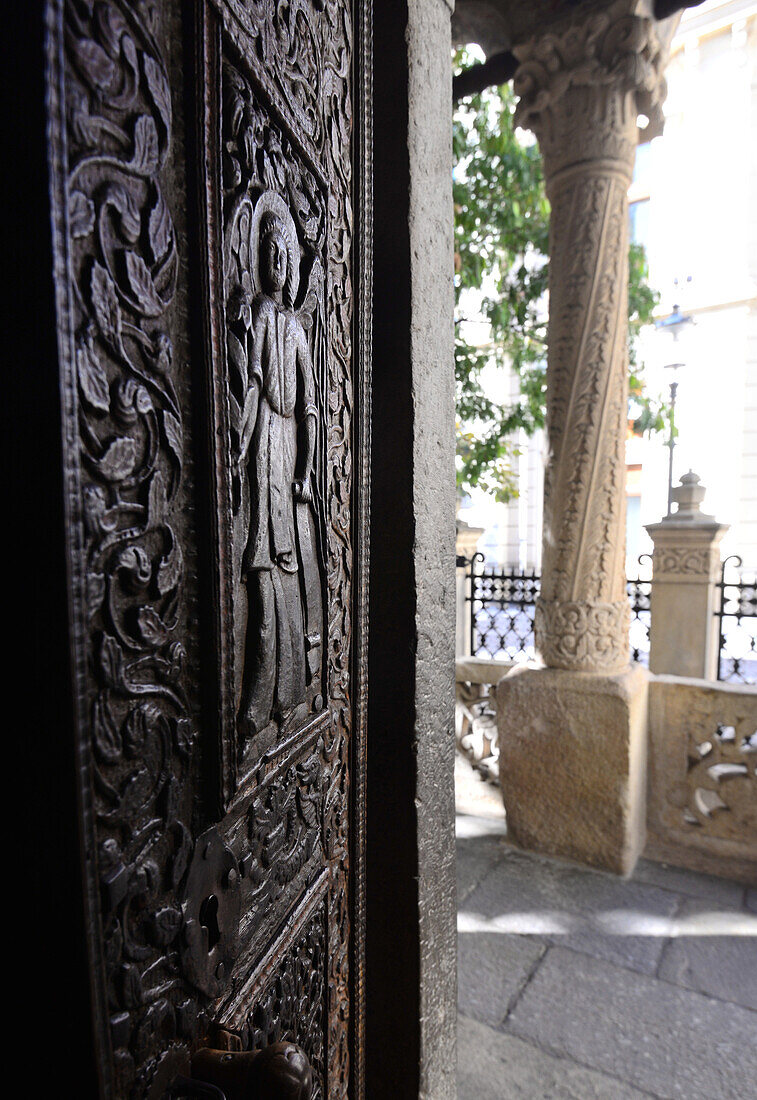 Geschnitzte Holztüre an der Stavropoleos-Kirche in der Altstadt, Bukarest, Walachei, Rumänien