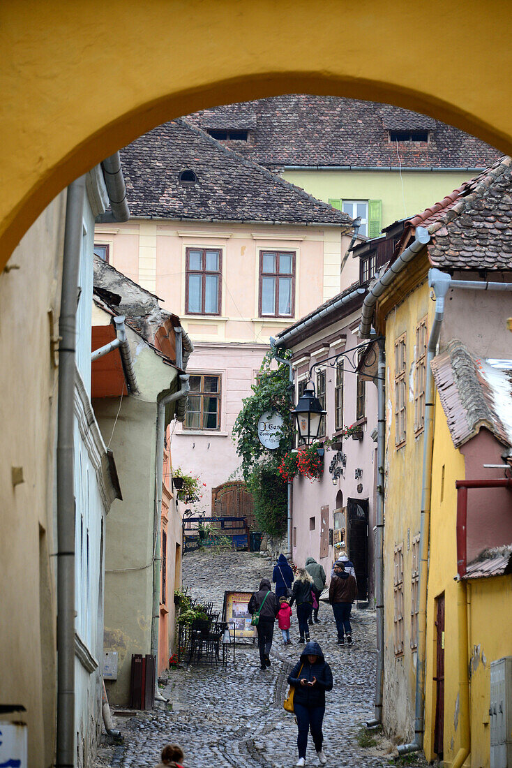 Gasse mit Menschen in der Oberstadt, Sighisoara (Schässburg), Siebenbürgen, Rumänien