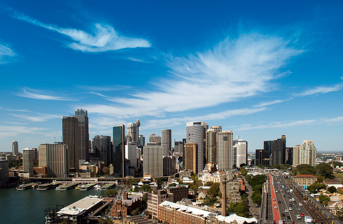 Die City von Sydney vom Pylon Lookout auf der Hafenbrücke aus gesehen, Sydney, New South Wales, Australien