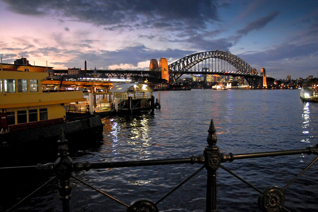 Abendstimmung am Cirular Quay mit Blick auf die Hafenbrücke, Sydney, New South Wales, Australien