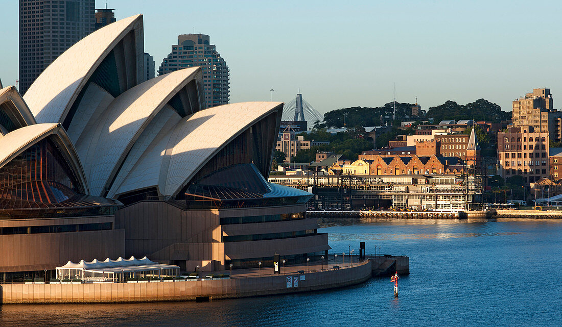 Das Opernhaus mit dem historischen Viertel The Rocks im Hintergrund, Sydney, New South Wales, Australien