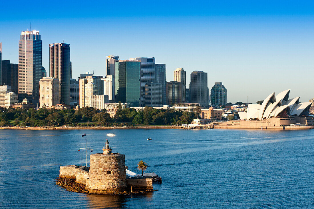 Fort Denison im Hafen von Sydney mit dem Opernhaus und der City, Sydney, New South Wales, Australien