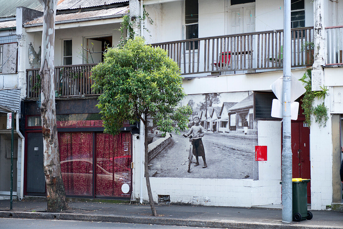 Mit einem historischen Foto dekoriertes Reihenhaus im Vorort Redfern, Sydney, New South Wales, Australien