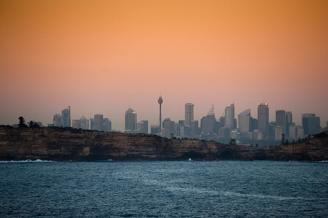 Blick über die Sandsteinklippen des South Head zur City von Sydney, Sydney, New South Wales, Australien