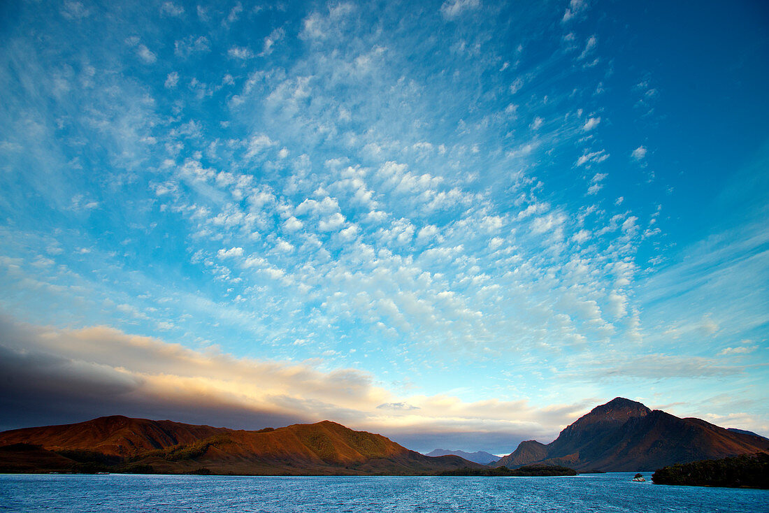 Bathurst Harbour tief in der Wildnis des Southwest National Parks, Tasmanien, Australien