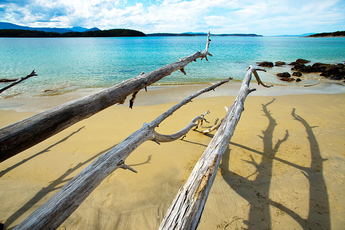 Einsamer Strand an der Cockle Bay im tiefen Süden Tasmaniens, Tasmanien, Australien