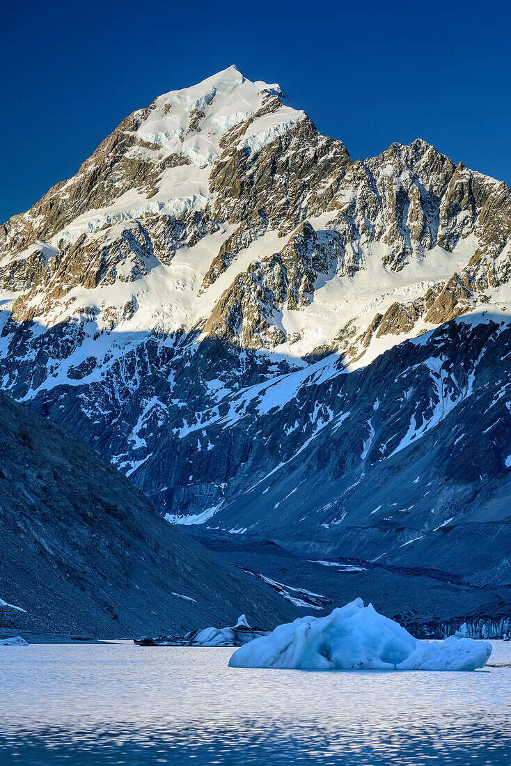 Icebergs drifting in Hooker Lake, Mount Cook in background, Hooker Valley, Mount Cook National Park, UNESCO Welterbe Te Wahipounamu, Lake Pukaki, Canterbury, South island, New Zealand