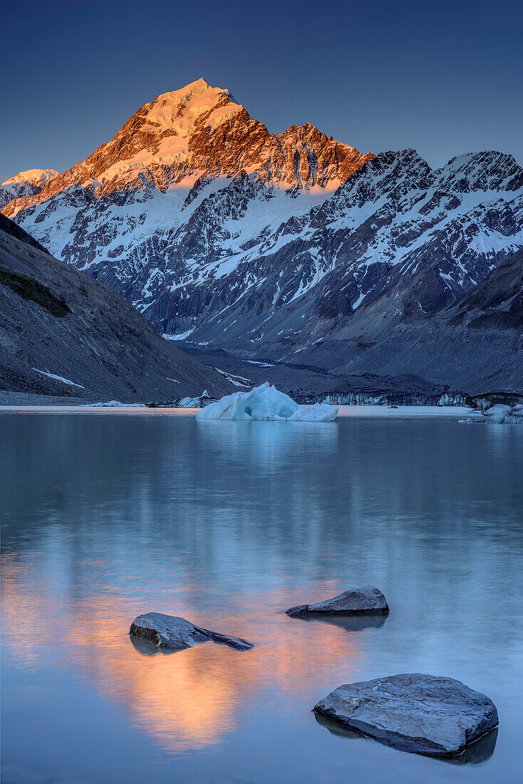 Hooker Lake mit schwimmenden Eisbergen und Mount Cook im Hintergrund, Hooker Valley, Mount Cook Nationalpark, UNESCO Welterbe Te Wahipounamu, Canterbury, Südinsel, Neuseeland