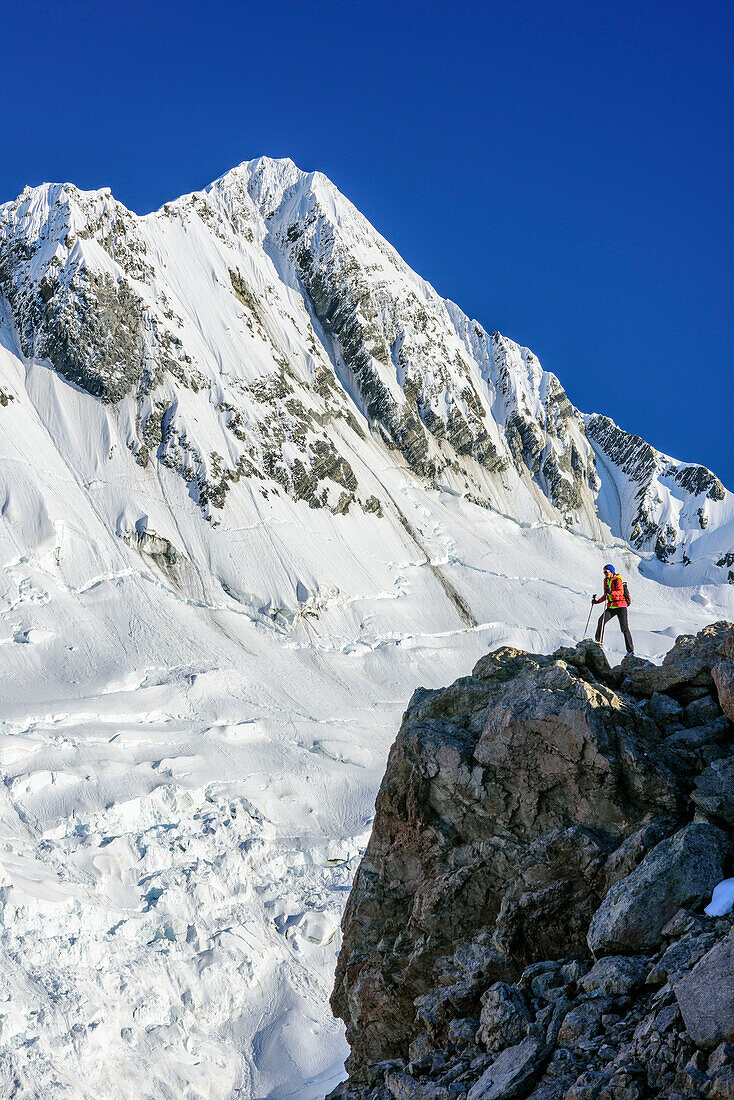 Woman sitting on rock, Footstool in background, from Mueller Hut, Hooker Valley, Mount Cook National Park, UNESCO Welterbe Te Wahipounamu, Lake Pukaki, Canterbury, South island, New Zealand