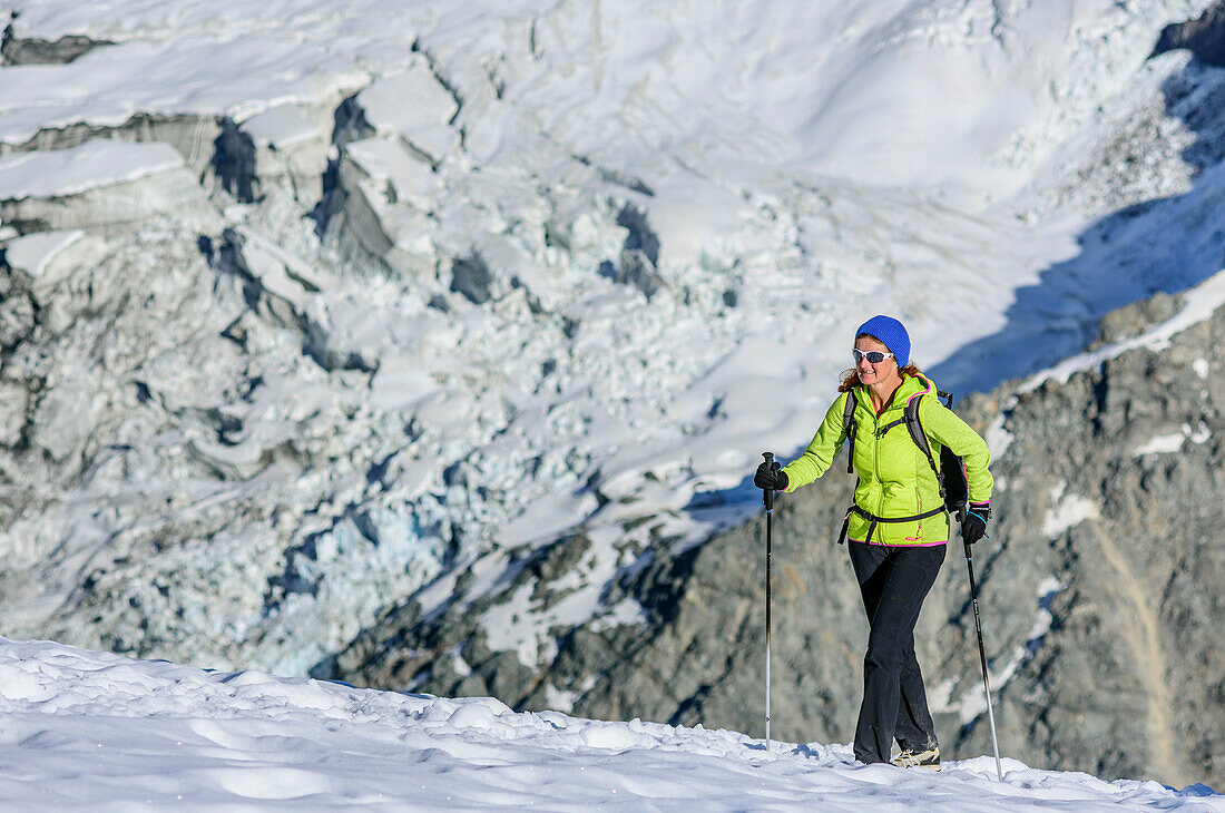 Frau steigt über Schnee zur Mueller Hut auf, Gletscher im Hintergrund, Hooker Valley, Mount Cook Nationalpark, UNESCO Welterbe Te Wahipounamu, Canterbury, Südinsel, Neuseeland