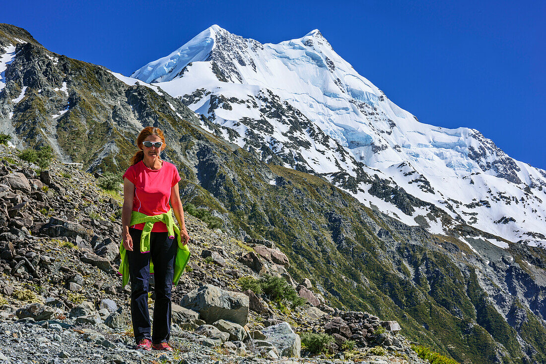 Woman hiking in Tasman Valley, mountains with glacier in background, Tasman Valley, Mount Cook National Park, UNESCO Welterbe Te Wahipounamu, Lake Pukaki, Canterbury, South island, New Zealand