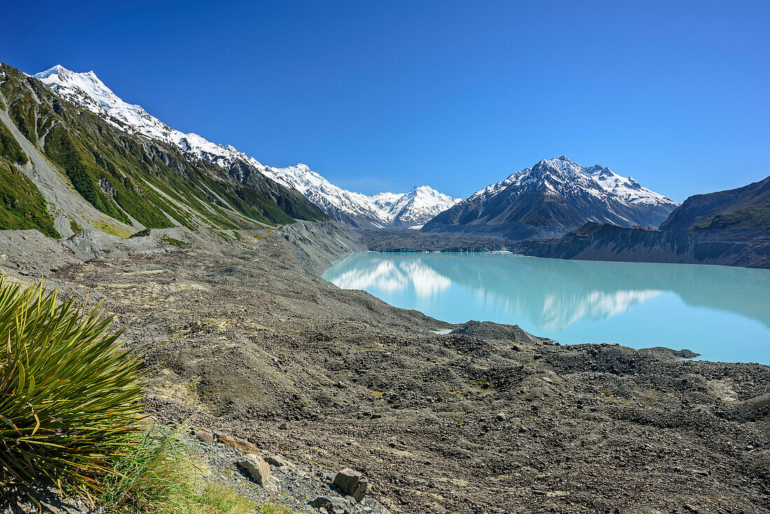 Glacier lake and Tasman glacier with Mount Cook in background, Tasman Valley, Mount Cook National Park, UNESCO Welterbe Te Wahipounamu, Lake Pukaki, Canterbury, South island, New Zealand