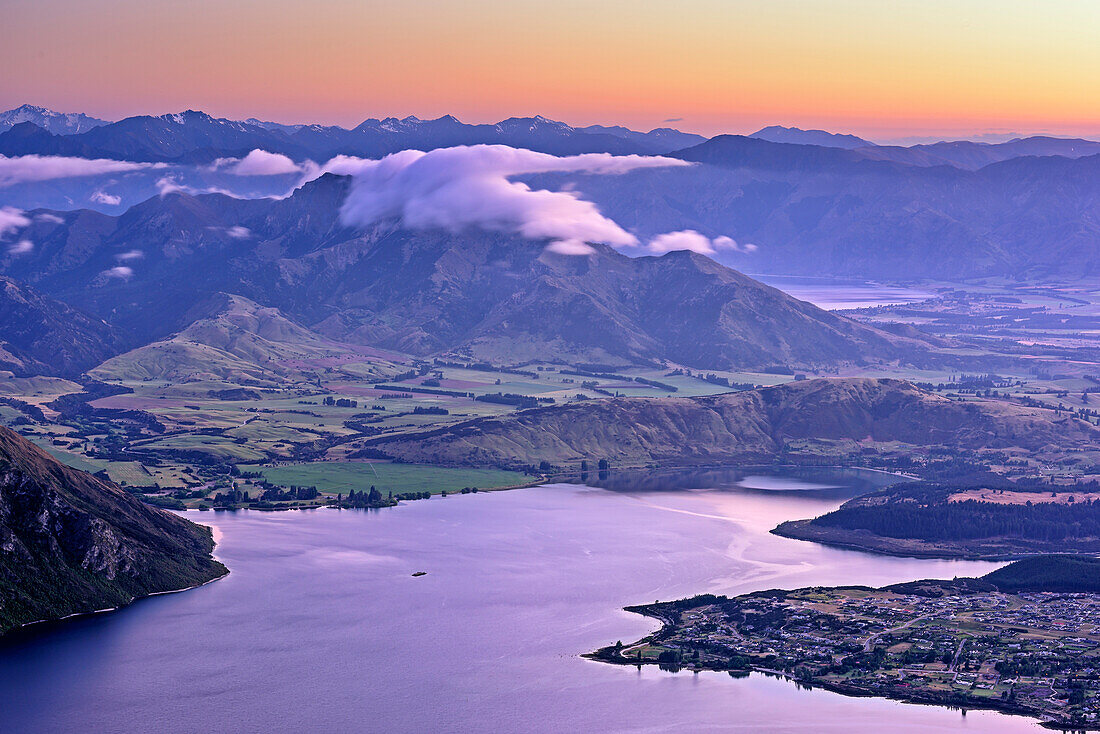Lake Wanaka und Wanaka in der Morgendämmerung, Roys Peak, Harris Mountains, Mount Aspiring Nationalpark, UNESCO Welterbe Te Wahipounamu, Queenstown-Lake District, Otago, Südinsel, Neuseeland