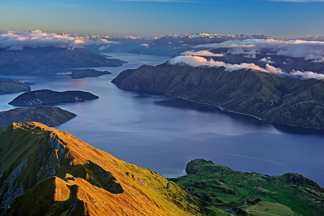 Lake Wanaka, from Roys Peak, Harris Mountains, Mount Aspiring National Park, UNESCO Welterbe Te Wahipounamu, Queenstown-Lake District, Otago, South island, New Zealand