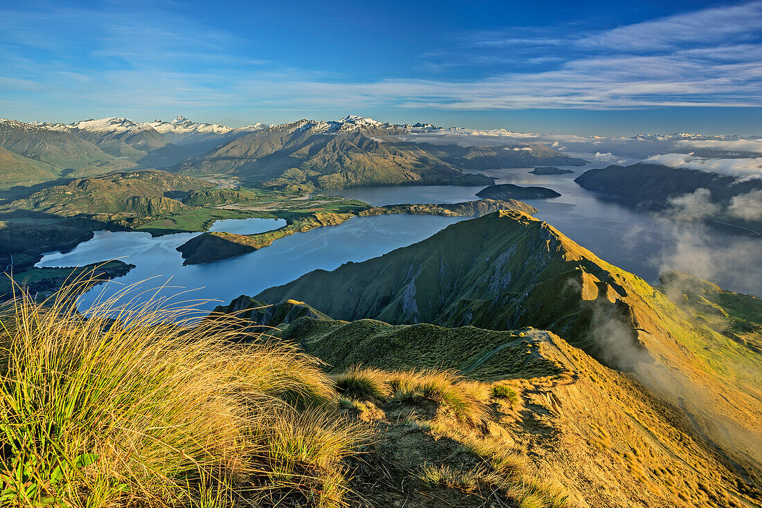 Lake Wanaka and Mount Aspiring, from Roys Peak, Harris Mountains, Mount Aspiring National Park, UNESCO Welterbe Te Wahipounamu, Queenstown-Lake District, Otago, South island, New Zealand