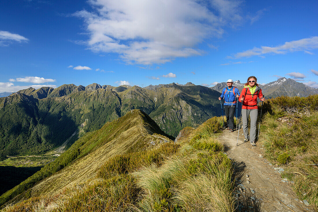 Man and woman hiking on Kepler Track, Kepler Track, Great Walks, Fiordland National Park, UNESCO Welterbe Te Wahipounamu, Southland, South island, New Zealand