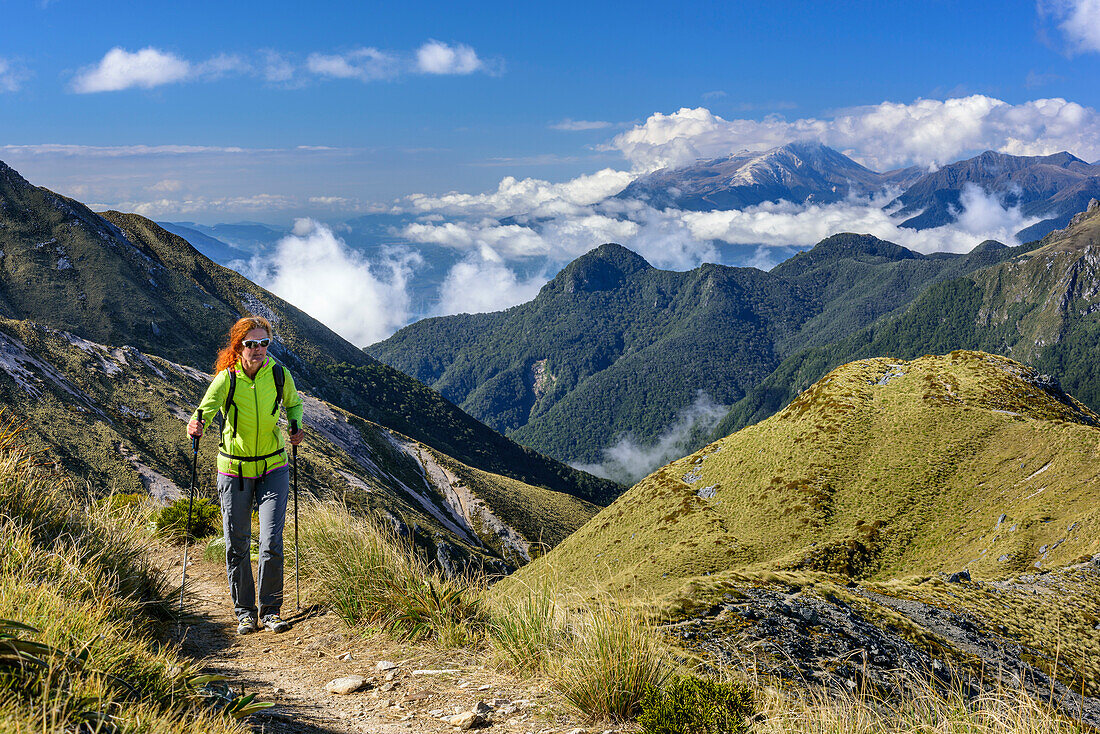 Frau wandert auf Kepler Track, Kepler Track, Great Walks, Fiordlands Nationalpark, UNESCO Welterbe Te Wahipounamu, Southland, Südinsel, Neuseeland