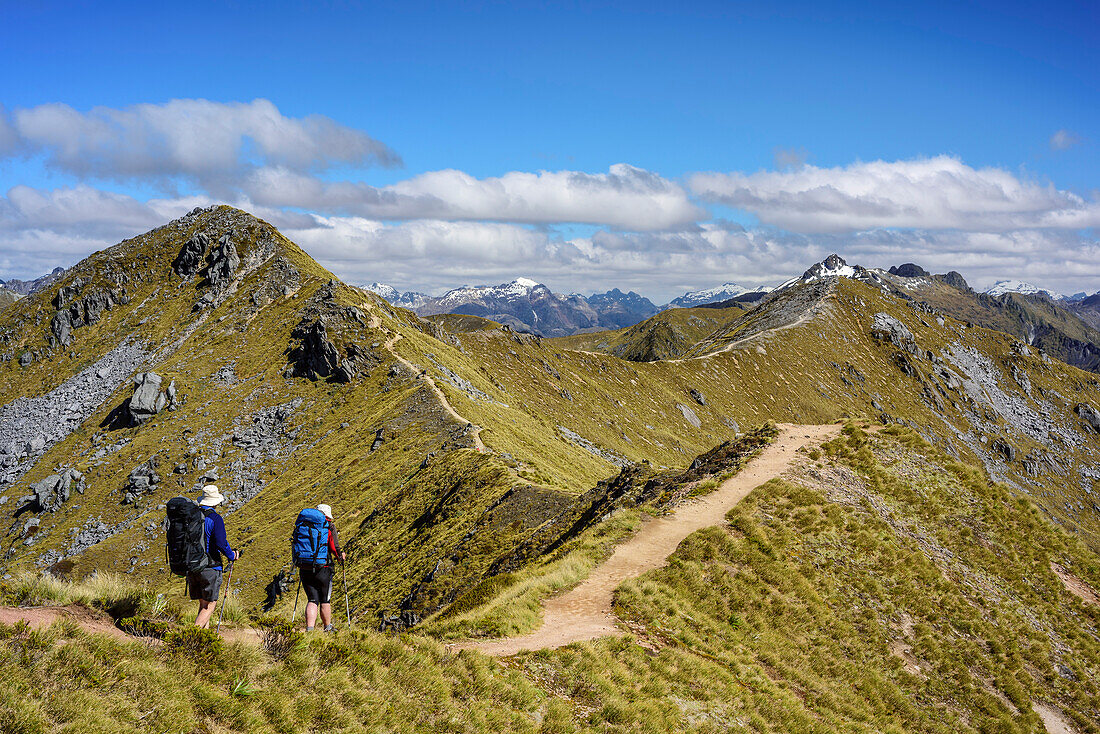 Two persons hiking on Kepler Track, Kepler Track, Great Walks, Fiordland National Park, UNESCO Welterbe Te Wahipounamu, Southland, South island, New Zealand