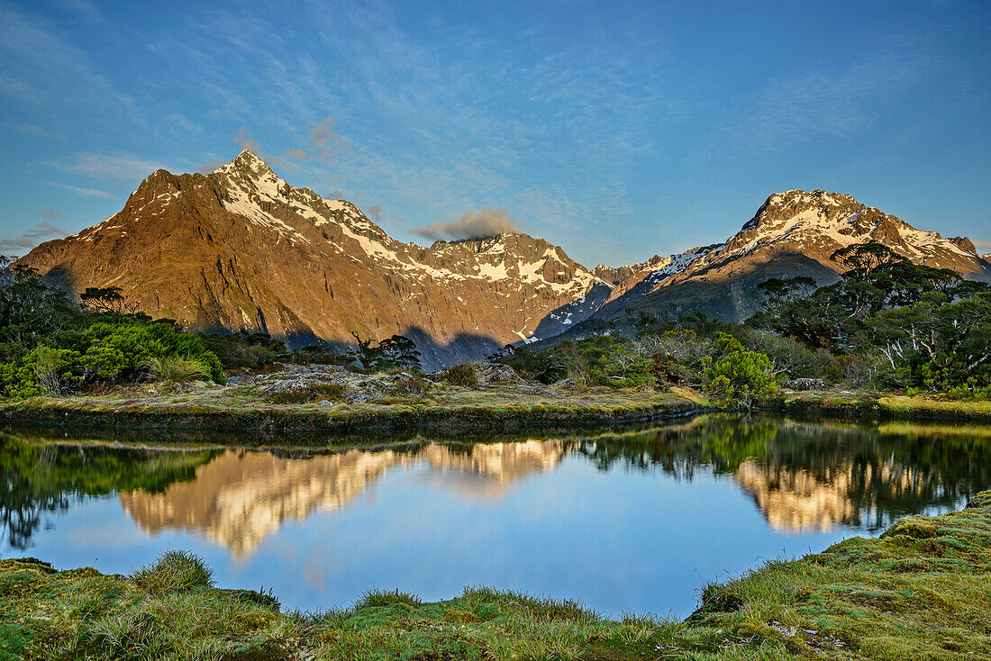 Neuseeländische Südalpen spiegeln sich in Bergsee, Key Summit, Fiordlands Nationalpark, UNESCO Welterbe Te Wahipounamu, Southland, Südinsel, Neuseeland