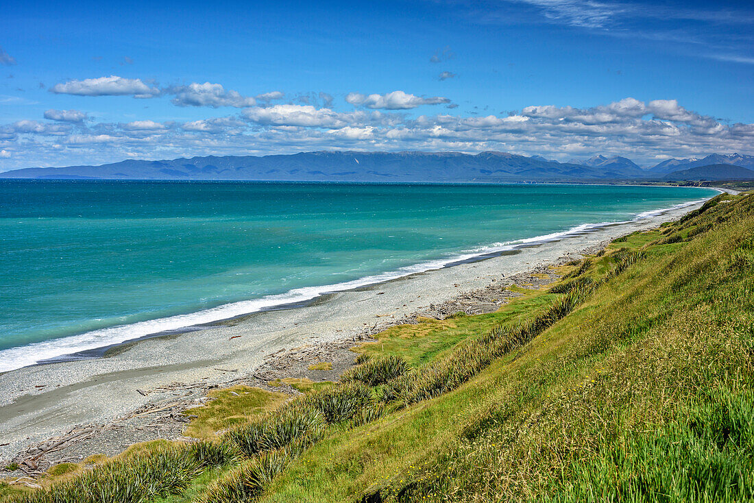 Strand an Tasmanischer See, Hump Ridge im Hintergrund, Fiordlands Nationalpark, UNESCO Welterbe Te Wahipounamu, Southland, Südinsel, Neuseeland