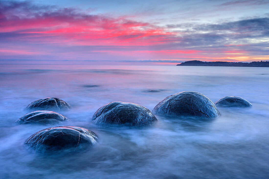 Meer umspült Felskugel in Moeraki, Moeraki Boulders, Moeraki, Otago, Südinsel, Neuseeland