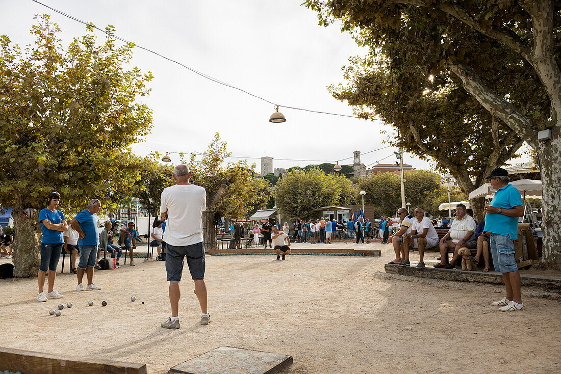 People playing boules, petanque, Cannes, Côte d' Azur, Provence-Alpes-Côte d' Azur, South of France