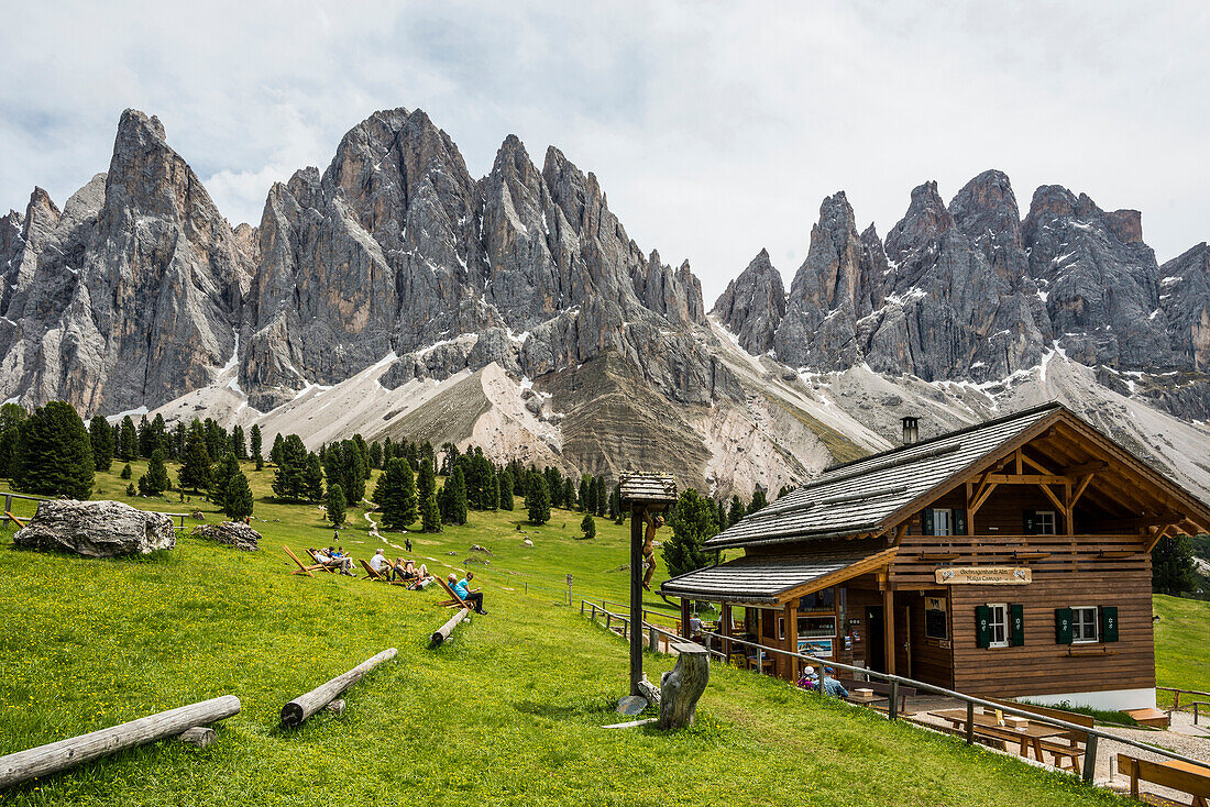 Gschnagenhardt Alm unterhalb der Geislerspitzen, hinten die Geislergruppe, Villnösstal, Sass Rigais, Dolomiten, Südtirol, Italien