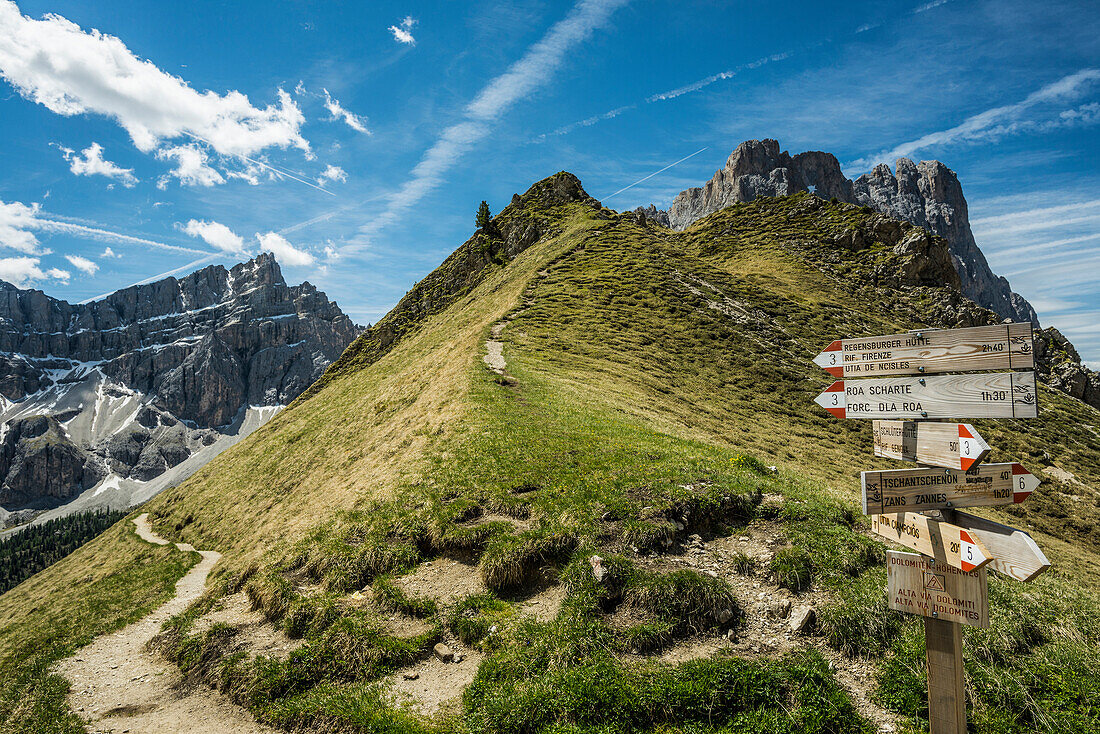 Wanderwegschilder unterhalb der Geislerspitzen, Villnösstal, Sass Rigais, Dolomiten, Südtirol, Italien