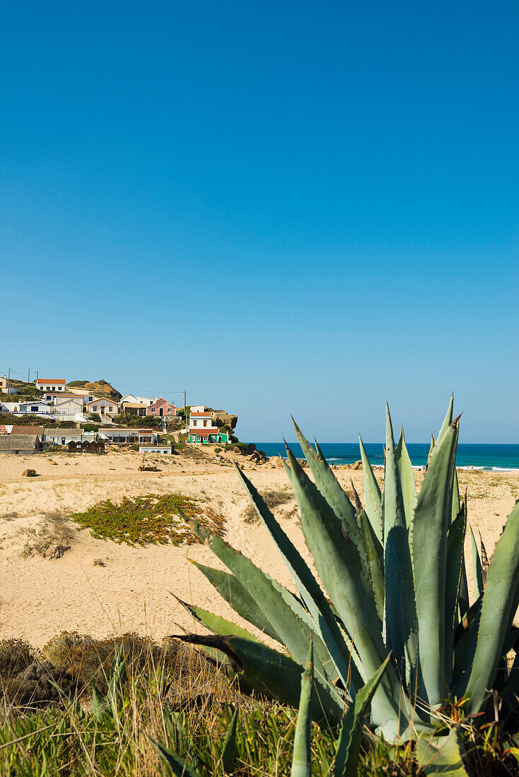 Weiter Sandstrand und Meer, Praia de Monte Clérigo, Atlantikküste, Algarve, Portugal