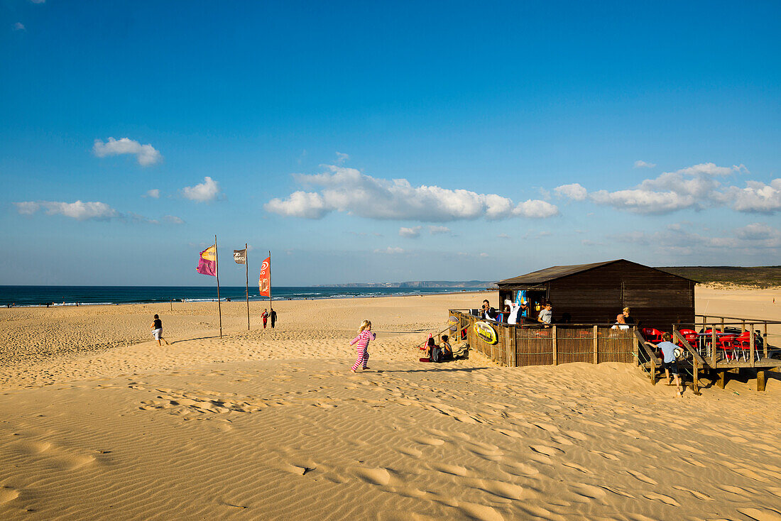 Strandbar in den Sanddünen und blauer Himmel, Praia da Bordeira, Carrapateira, Algarve, Westküste, Atlantik, Portugal