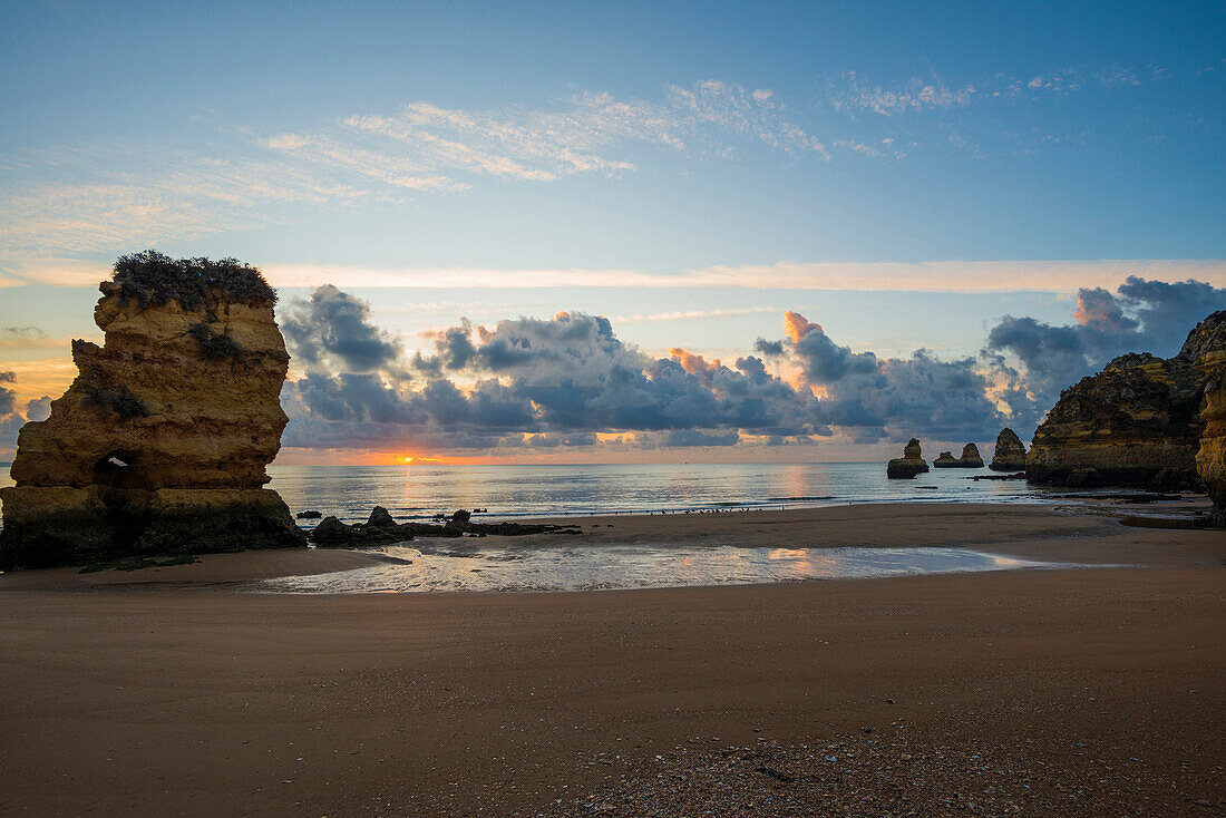 Farbige Klippen und Sonnenaufgang am Strand, Praia da Dona Ana, Lagos, Algarve, Portugal