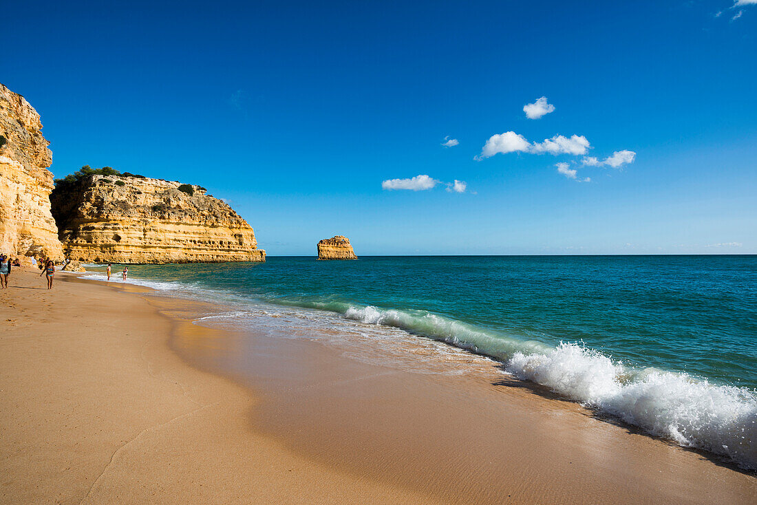 Strand und farbige Felsen, Praia da Marinha, Carvoeiro, Algarve, Portugal