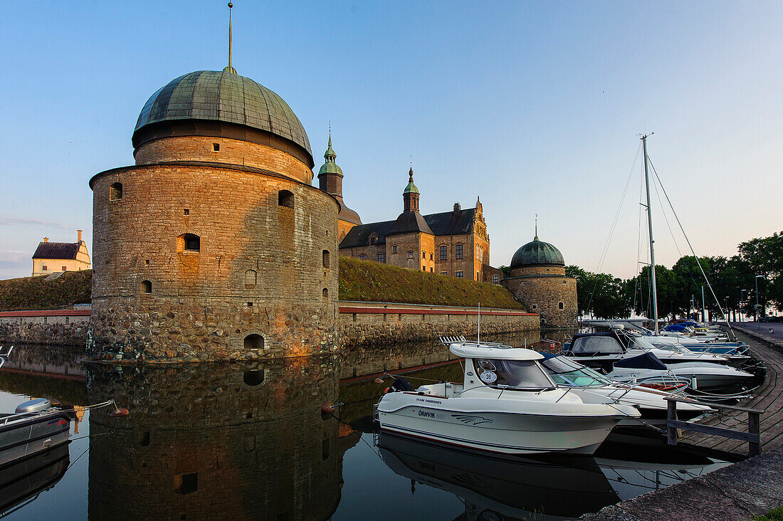 Schloss und Burggraben mit Jachtschiffen, Vadstena, Vätternsee, Östergötland, Schweden