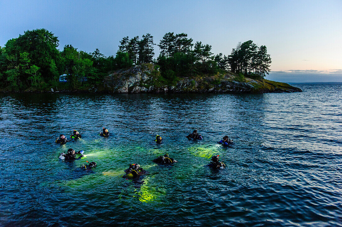 Tauchgruppe bei Nacht am Vaetternsee, Vätternsee, Östergötland, Schweden