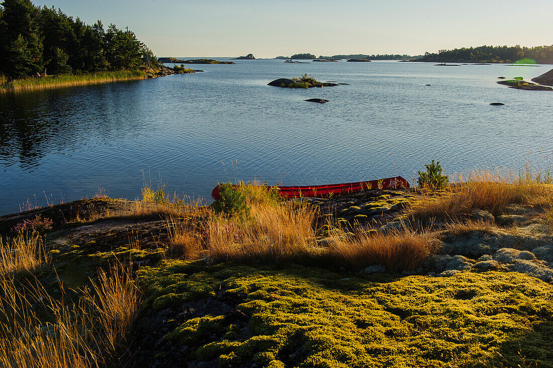 Sonnenaufgang mit Kanu, Landschaft Kaellandsoe am Vänersee, Schweden