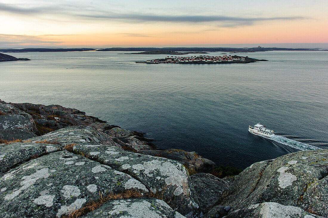 Blick vom Hausberg des Ort Rönnäng, Insel Thörn, Bohulsän, Schweden