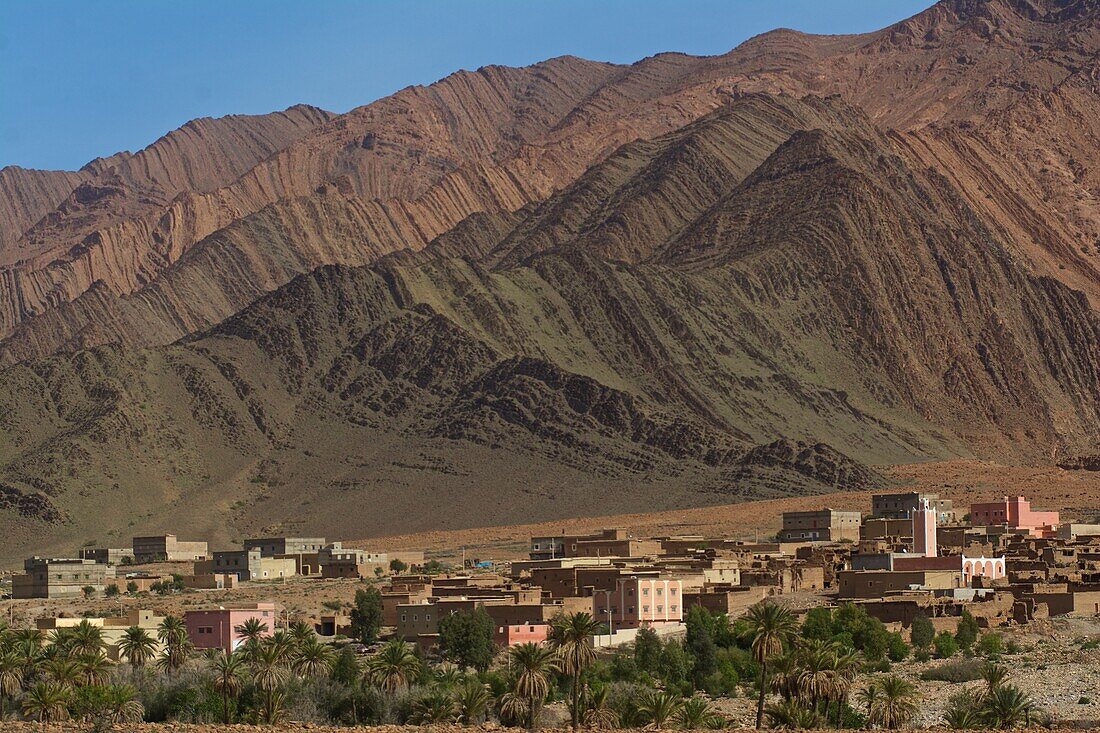 Kleine Stadt in der kargen Landschaft des Antiatlas, Marokko